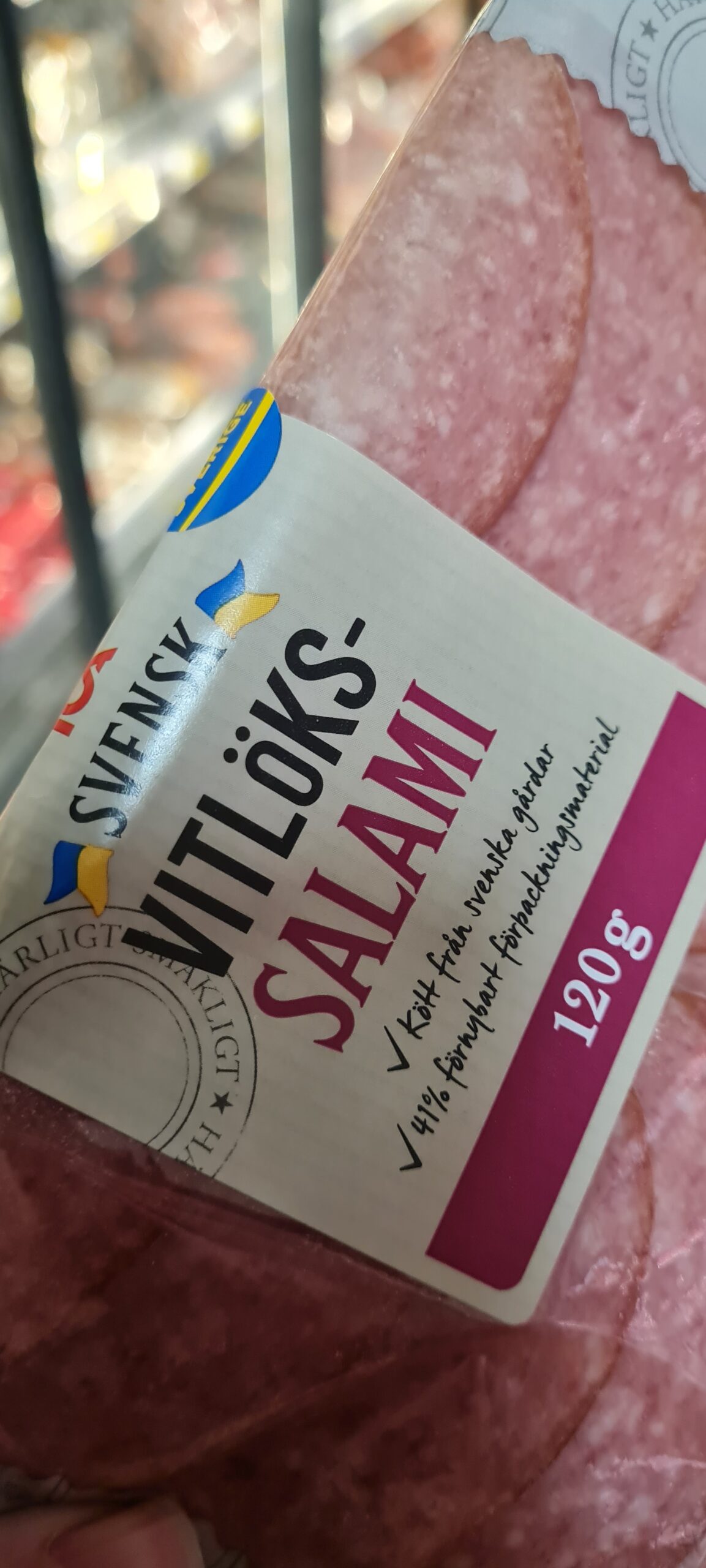 Svensk vitlökssalami från ICAs eget varumärke gott på tekaka med smör och gurka