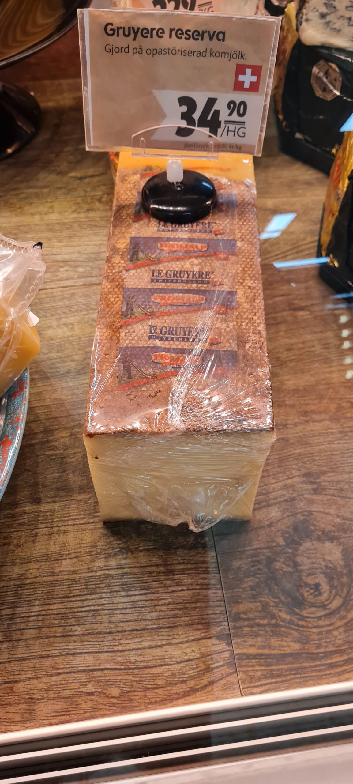 Gruyere reservia gjord på opastöriserad komjölk från Schweiz