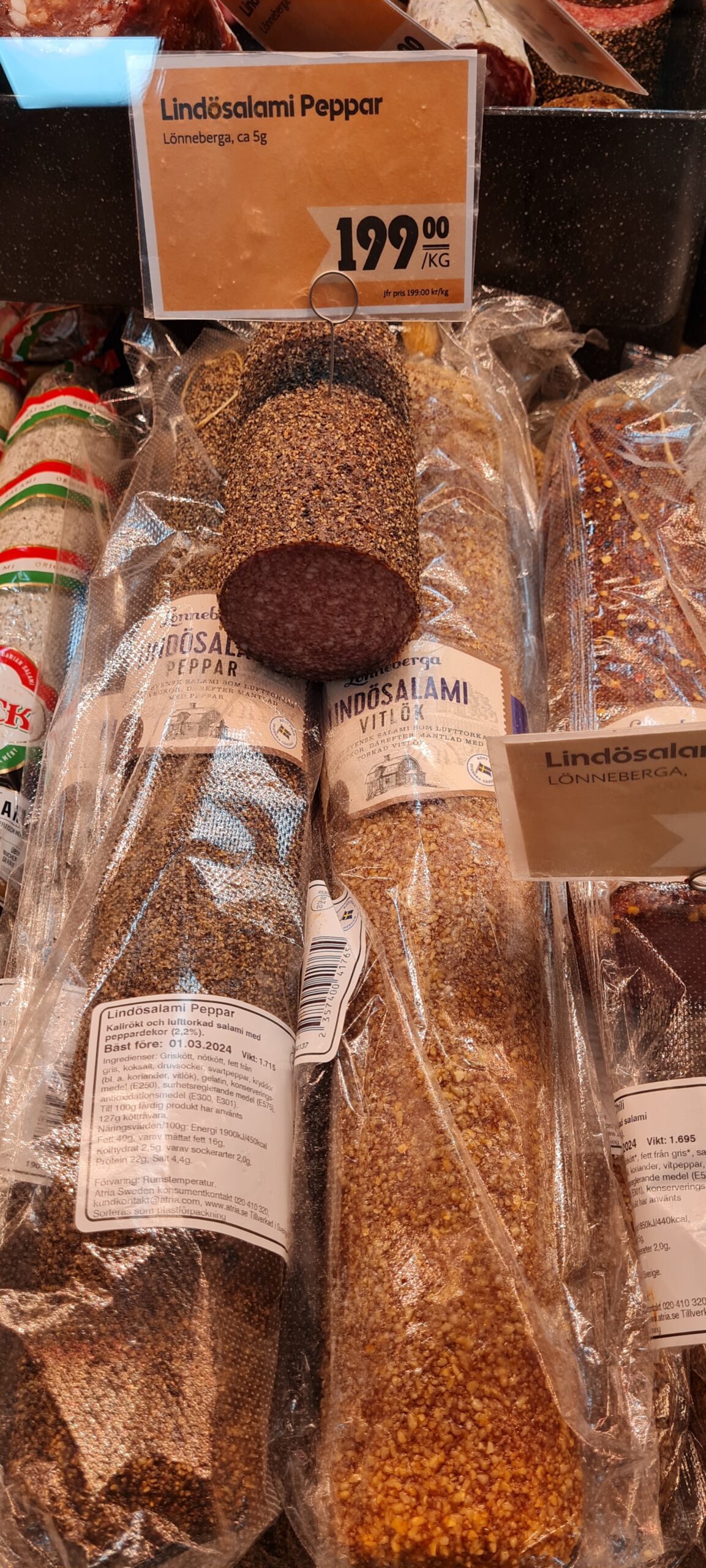 Gör en macka på Lindösalami och brieost
