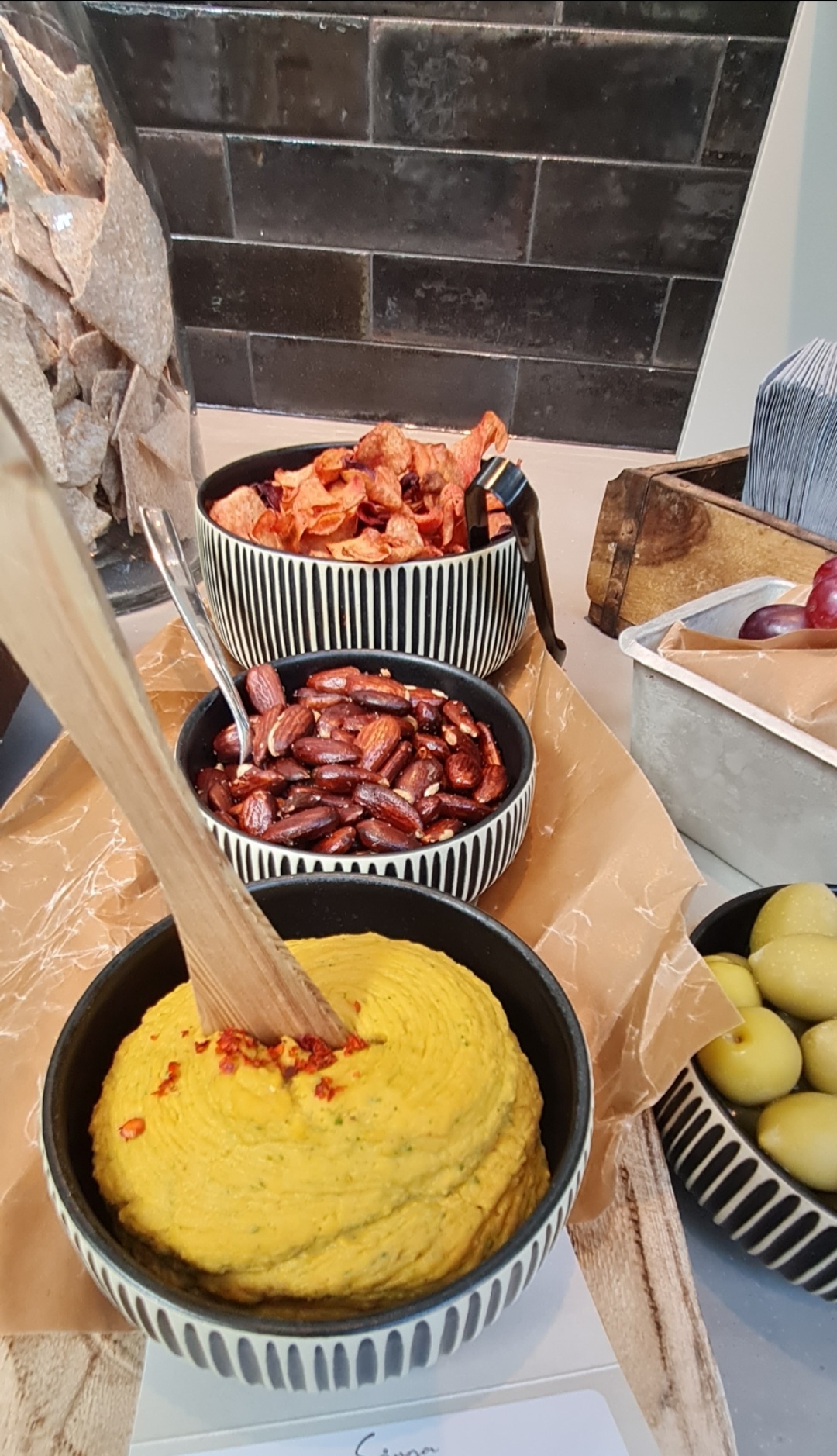 Kryssning med jobbet för at prova på en charkuteri buffé. Detta är perfekt hummus, röd bönor dvs kidneybönor, bruna bönor och tomatsallad.